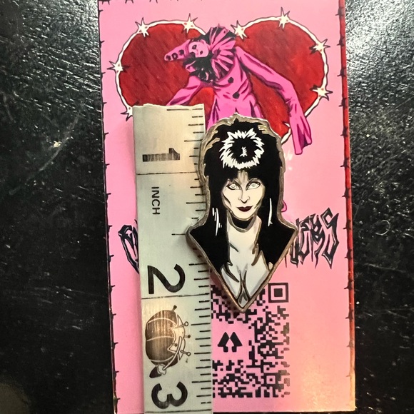 Elvira metal enamel pin - Picture 3 of 4